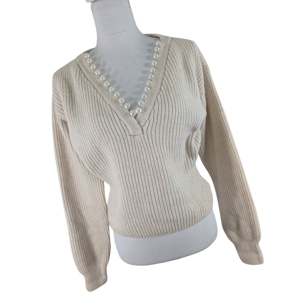 H & M! GORGEOUS VANILLA CREAM RIBBED SWEATER, FAUX PEARL NECKLINE, V NECK! SZ M